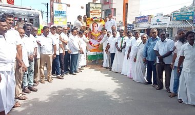 ராஜீவ் காந்தியின் பிறந்த நாளினை முன்னிட்டு அவரின் திருஉருவப்படத்திற்கு காங்கிரஸ் கட்சியினர் மலர் தூவி மரியாதை.!