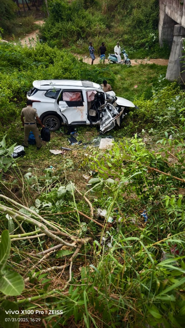 சாலையோர தடுப்பு சுவரில் கார் மோதி பள்ளத்தில் விழுந்ததில் 2 பெண்கள் பலி, ஒரே குடும்பத்தை சேர்ந்த 5 பேர் பலத்த படுகாயத்துடன் மருத்துவமனையில் அனுமதி.!