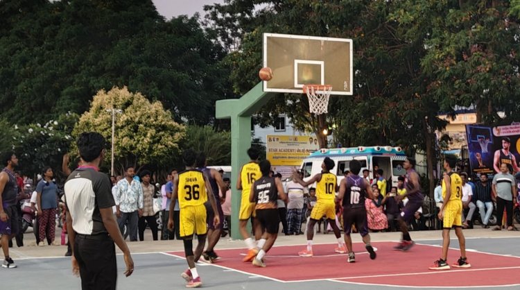 மின்னொளியில் துவங்கிய மாநில அளவிலான கூடைப்பந்துப் போட்டியில்   24 அணிகள் பங்கேற்று நாக் அவுட் முறையில் விளையாட்டு .!