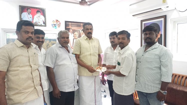 ஆசாத் நகர் கிளை கழக செயலாளர் சுடலைக்கு மருத்துவ உதவி தொகையினை திமுக மாவட்ட பொறுப்பாளர் வழங்கினார். !