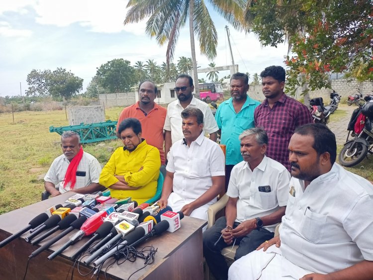 பழைய குற்றாலத்தில் பணம் பெற்றுக் கொண்டு இரவில் குளிக்க அனுமதி  .!