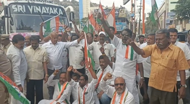 எதிர்க்கட்சி தலைவர் ராகுல் காந்தி கைது செய்யப்பட்டதற்கு எதிர்ப்பு தெரிவித்து  சாலை மறியல் போராட்டம் .!