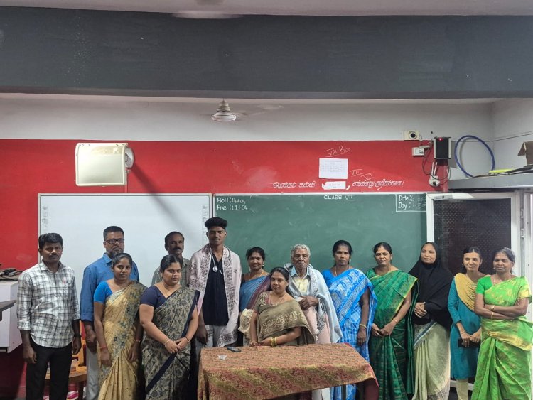 தென்காசி 13 வது வார்டு நகராட்சி பள்ளியில் முன்னாள் மாணவருக்கு பாராட்டு விழா .!