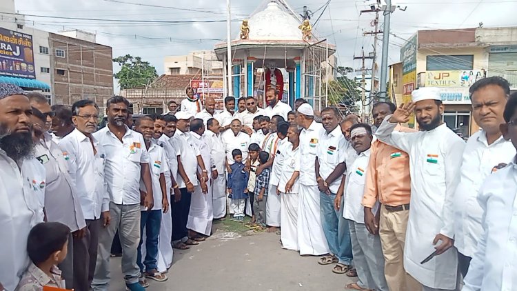 மகாத்மா காந்தியின் திரு உருவச்சிலைக்கு  காங்கிரஸ் கட்சி சார்பில் மாலை அணிவித்து மரியாதை .!