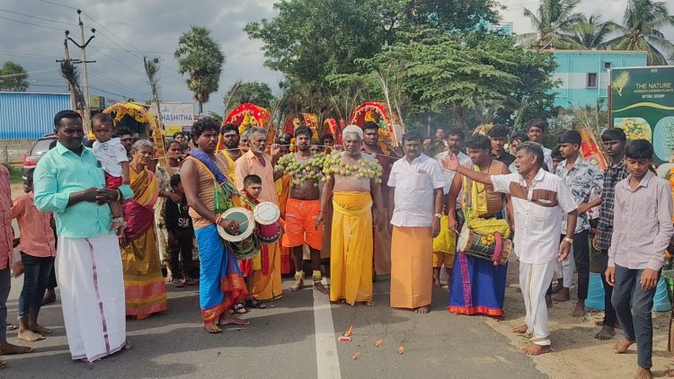 ஆடி கிருத்திகையை முன்னிட்டு காவடி எடுத்தும், அலகு குத்தியும் முருகப்பெருமானுக்கு அரோகரா கோசத்துடன் வேண்டுதல்.!