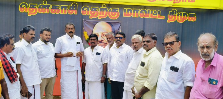 தென்காசி தெற்கு மாவட்ட திமுக அலுவலகத்தில் மாவட்ட பொறுப்பாளர் ஜெயபாலன் முன்னிலையில் மாற்றுக் கட்சியினர் திமுகவில் இணைந்தனர் .!