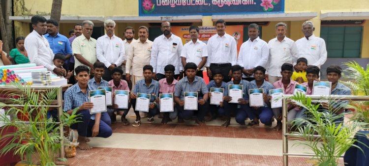 நகராட்சி மேல்நிலைப்பள்ளியில் சுதந்திர தின விழாவினை முன்னிட்டு பெற்றோர் ஆசிரியர் கழக தலைவர் ஜெயக்குமார் தலைமையில் நலத்திட்ட உதவிகள் .!