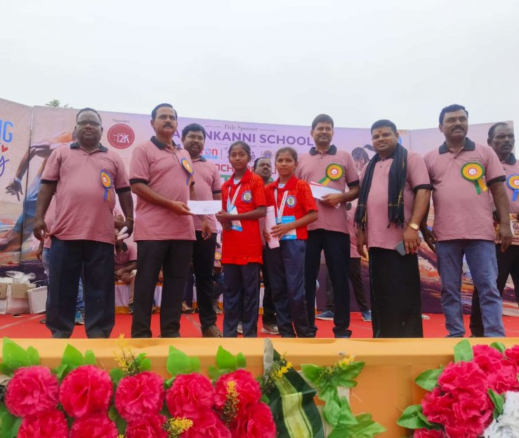 மாராத்தன் போட்டியில் வெற்றி பெற்ற மாணவிகளுக்கு பள்ளி நிர்வாகம் பாராட்டு. !