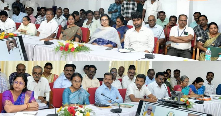 அரசின் முன்னோடி திட்டங்கள் மற்றும் வளர்ச்சிப் பணிகள் குறித்து மாவட்ட ஆட்சியர் அலுவலகத்தில் ஆய்வுக் கூட்டம். !