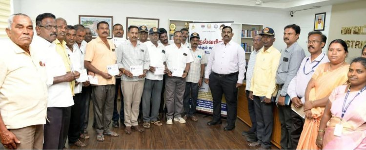 முன்னாள் படைவீரர்கள் நலத்துறை சார்பாக, "முதல்வரின் காக்கும் கரங்கள்” திட்டத்தின் கீழ், 12 முன்னாள் படைவீரர்களுக்கு 30 சதவிகித வட்டி மானிய தொகை .!