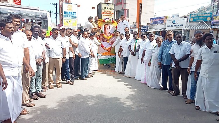 ராஜீவ் காந்தியின் பிறந்த நாளினை முன்னிட்டு அவரின் திருஉருவப்படத்திற்கு காங்கிரஸ் கட்சியினர் மலர் தூவி மரியாதை.!