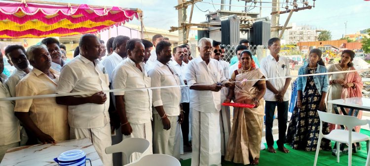 டைம் பாஸ் தேனீர் கடையை அதிமுக துணைப் பொதுச் செயலாளர் கே.பி. முனுசாமி திறந்து வைத்து முதல் விற்பனையும் துவக்கி வைத்தார்.!