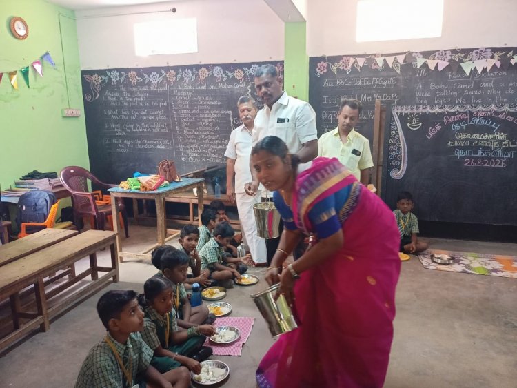 குடியிருப்பு பருக் நினைவு தொடக்கப் பள்ளியில் காலை உணவு திட்டத்தினை மேலகரம் பேரூராட்சி சேர்மன் வேணி வீரபாண்டியன் துவக்கி வைத்தார் .!