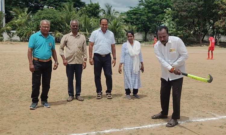 கிருஷ்ணகிரி மாவட்ட விளையாட்டு அரங்கில் நடைபெற்ற ஹாக்கி போட்டியை முன்னாள் ஊராட்சி மன்றத் தலைவர் காயத்திரி தேவி கோவிந்தராஜ் துவக்கி வைத்தார்.!