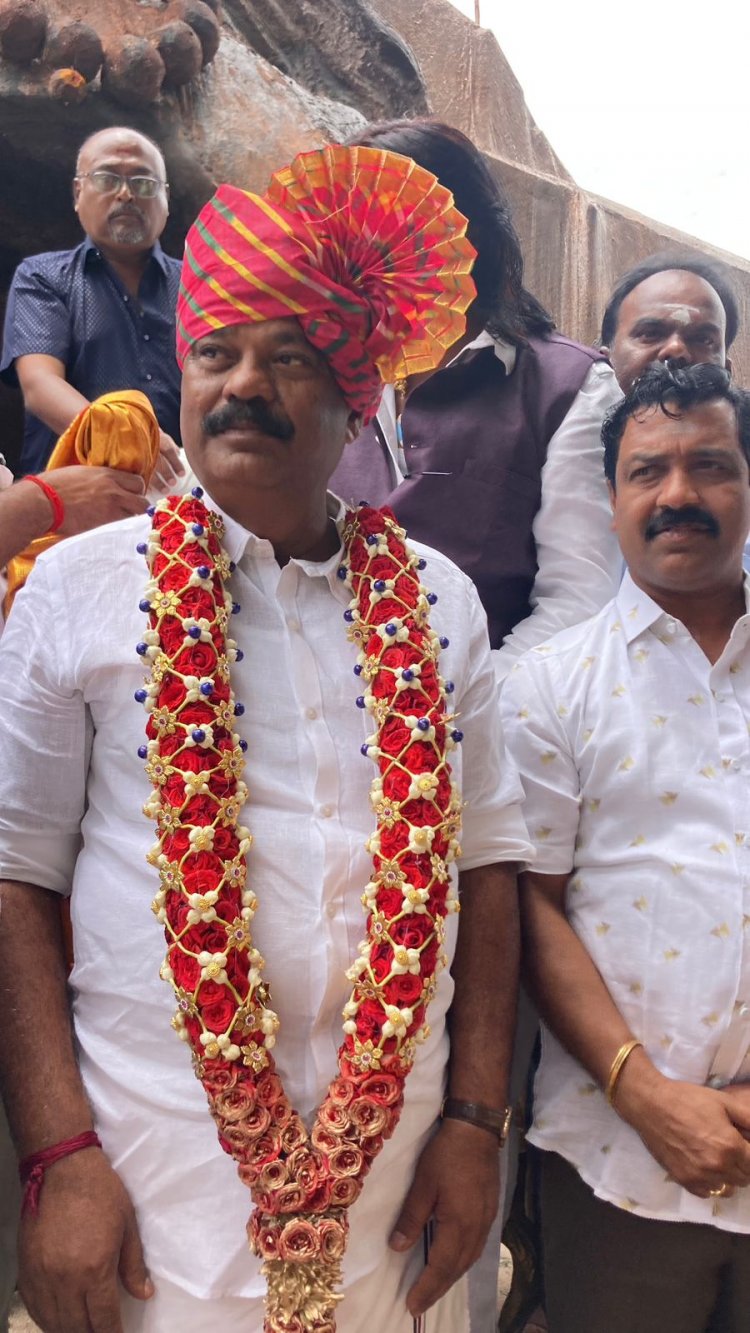 ஒசூரில் விநாயகர் சிலைக்கு மந்திரங்கள் கூறி பூஜை செய்த அதிமுக முன்னாள் அமைச்சர்: ராஜஸ்தான் ஸ்டைலில் தலைப்பாகை கட்டி ஊர்வலத்தில் பங்கேற்பு..!