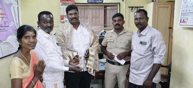 ரூ 3 லட்சம் மதிப்பிலான தங்க நகை திமுக மாவட்ட பிரதிநிதி செல்வம் மூலமாக உரிய நபரிடம் ஒப்படைக்கப் பட்டது .!