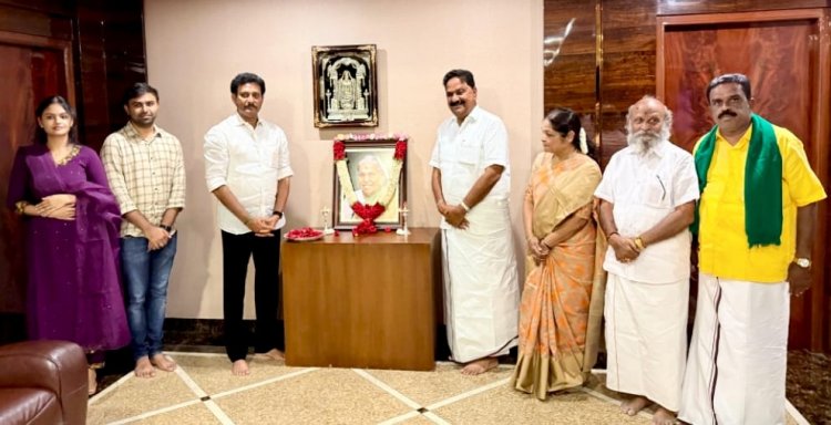 எம்.எல்.ஏ. மதியழகனின் தாயாருடைய திருஉருவப் படத்திற்கு  தமிழக பள்ளி கல்வித்துறை அமைச்சர் மாலை அணிவித்து மரியாதை செலுத்தினார் .!