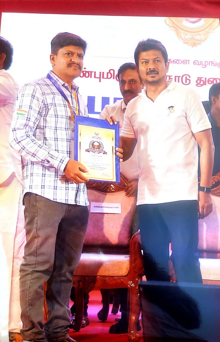 நெடுவயல் ஸ்ரீ சிவசைலநாத பள்ளி ஆசிரியர் பிரபாகரனுக்கு  நல்லாசிரியர் விருதினை துணை முதல்வர் உதயநிதி ஸ்டாலின் வழங்கினார் .!