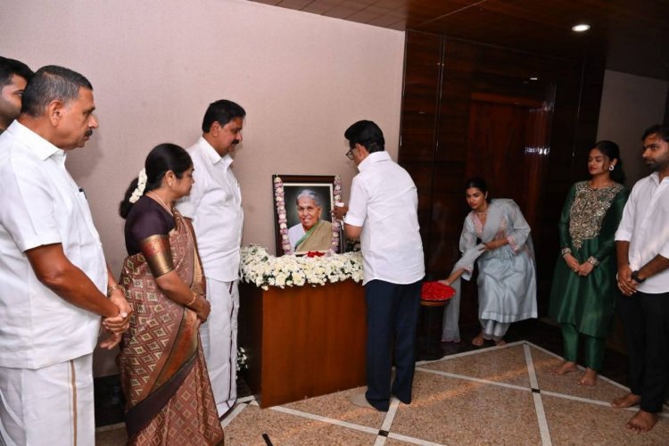 பர்கூர் சட்டமன்ற உறுப்பினரின் தாயார் மறைவையொட்டி புகைப்படத்திற்கு மலர் தூவி மரியாதை செய்த முதலமைச்சர். !