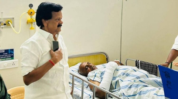 அதிமுக கிருஷ்ணகிரி மேற்கு ஒன்றிய கழக செயலாளர் சோக்காடி ராஜனை நேரில் நலம் விசாரித்த அசோக் குமார் Ex MP. !
