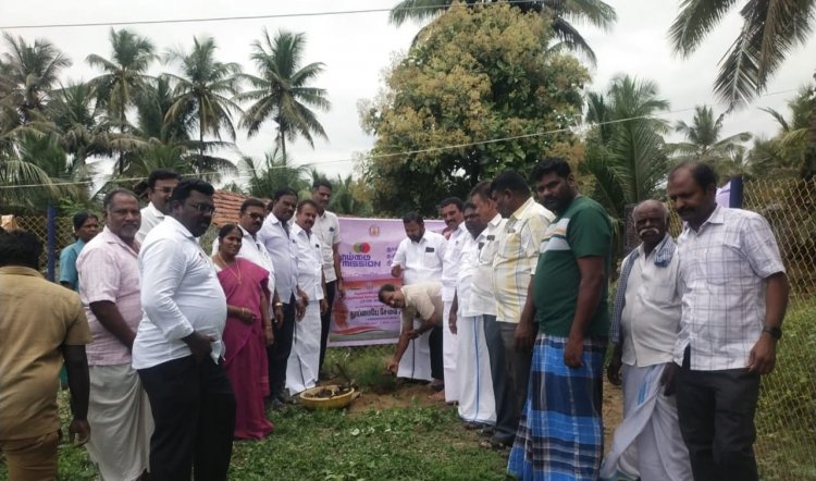 அம்பேத்கர் நகர் ஏரிக்கரை பகுதியில் "தூய்மையே சேவை 2025" என்ற இயக்கத்திற்கு பேரூராட்சி மன்ற தலைவர் அமானுல்லா தலைமையில் செயல் அலுவலர் செ.ரவிசங்கர் முன்னிலையில் பனை விதைகள் நடப்பட்டன.!