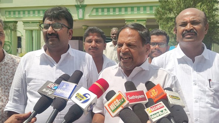 மாவட்ட ஆட்சியர் அலுவலகத்தில் அரசியல் கட்சியினர் வயிற்றில் அடித்தவாறு நாய்களை பிடிக்க வலியுறுத்தி ஆட்சியரின் நேர்முக உதவியாளரிடம் மனுவினைக் கொடுத்தனர் .!