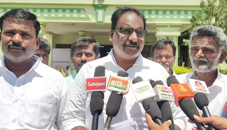 இறைச்சி கழிவுகளை ராட்ஷசக்குக்கர்களில் வேகவைக்கும் போது வெளியேறும் நாற்றத்தினால் மூச்சித்தினரால் குடியிருக்க முடியவில்லை என தெரிவித்து மாவட்ட ஆட்சியரிடம் கிராம மக்கள் புகார் மனு .!