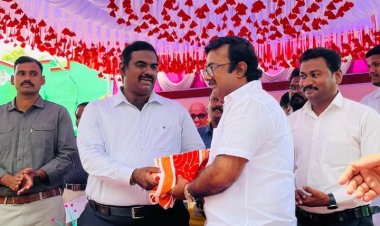 மருத்துவர்  சி தென்னரசுவை பாராட்டி கிருஷ்ணகிரி மாவட்ட ஆட்சித் தலைவர் தினேஷ் குமார், இ.ஆ.ப.சால்வை அணிவித்தார்.!