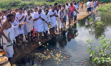நிரம்பிய ஏரி: கிராம மக்கள் சார்பில் பூ தூவி வழிபாடு .!