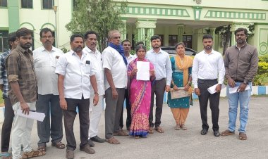 சூளகிரி அருகே குடியிருந்து வரும் வீட்டை இடித்து ஜாதி ரீதியாக குடியிருக்கவிடாமல் தொடர்ந்து தொல்லைக் கொடுத்து வரும் நபர்கள் மீது உரிய நடவடிக்கை எடுக்க வலியுறுத்தி மாவட்ட ஆட்சியரிடம் மனு. !