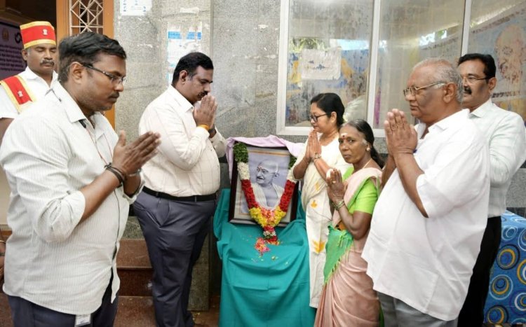 காந்தியடிகளின் 157- வது பிறந்தநாளையொட்டி, கிருஷ்ணகிரி நகராட்சி அலுவலக வளாகத்தில் மாவட்ட ஆட்சித்தலைவர் ச.தினேஷ் குமார் இ.ஆ.ப., அண்ணல் காந்தியடிகளின் திருவுருவ சிலைக்கு மாலை அணிவித்து மரியாதை செலுத்தினார்.!