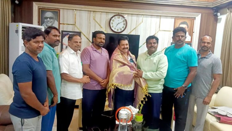 சமூக நுகர்வோர் நல பாதுகாப்பு சங்கத்தின் மாநில தலைவராக பொறுப்பேற்ற எஸ் கே நவாப் , வாழ்த்து தெரிவித்த அவஞ்சர்ஸ் கிரிக்கெட் அணி. !