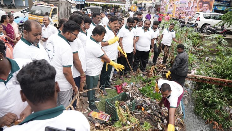 கிளின் கிருஷ்ணகிரி அமைப்பும் மற்றும் தூய்மை பணியாளர்களும் இணைந்து கிருஷ்ணகிரி நகரத்தை சுத்தம் செய்தனர் .!