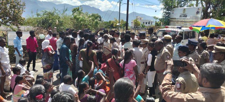 தென்காசியில் கலெக்டர் அலுவலகம் முன்பு 10 பேர் தீக்குளிக்க முயற்சி - பதற்றம் .!