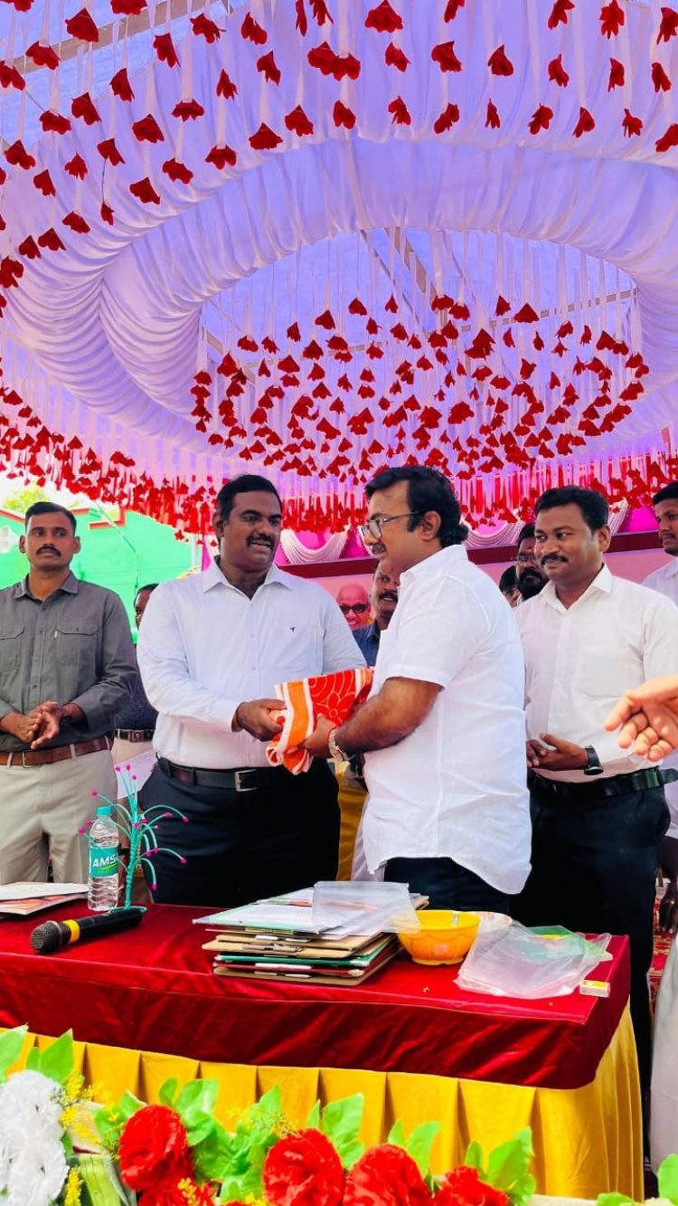 மருத்துவர் சி தென்னரசுவை பாராட்டி கிருஷ்ணகிரி மாவட்ட ஆட்சித் தலைவர் தினேஷ் குமார், இ.ஆ.ப.சால்வை அணிவித்தார்.!