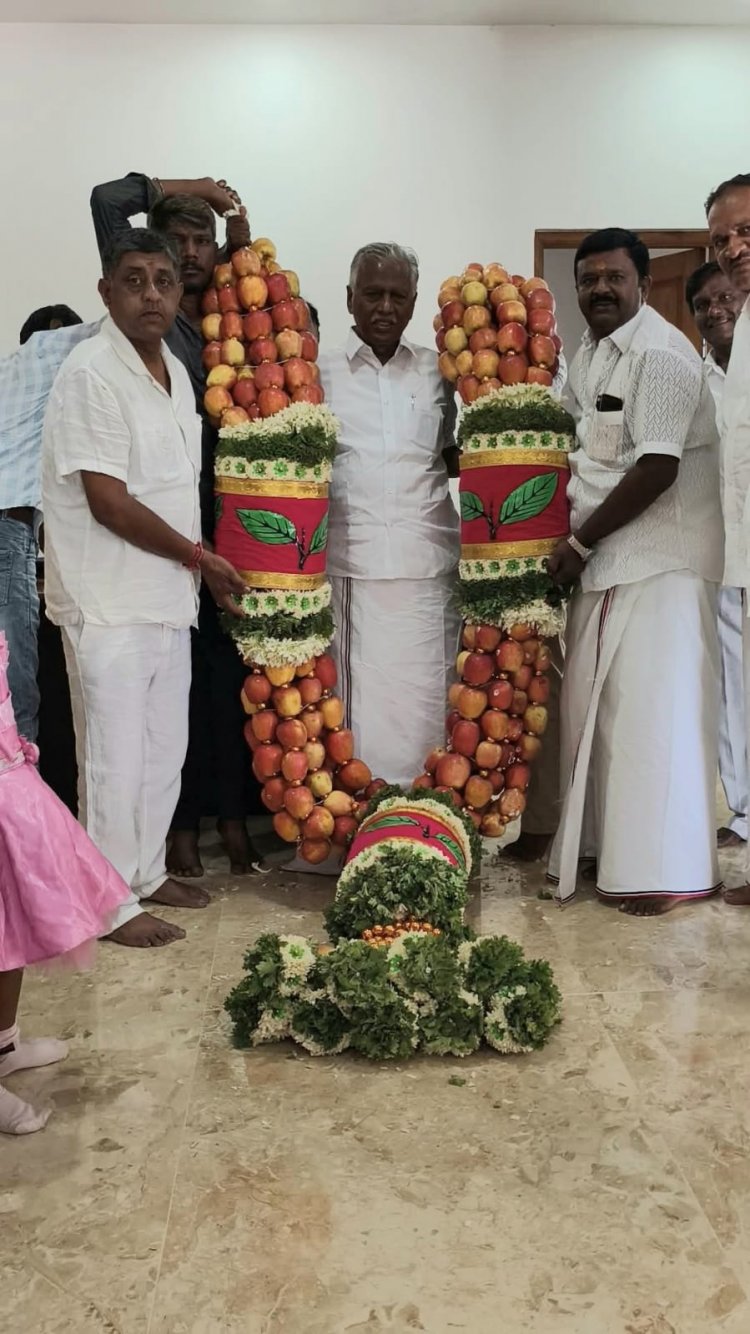 சந்தித்து 250 கிலோ எடை கொண்ட பிரம்மாண்ட ஆப்பிள் மாலை அணிவித்து தீபாவளி வாழ்த்துக்கள்.!