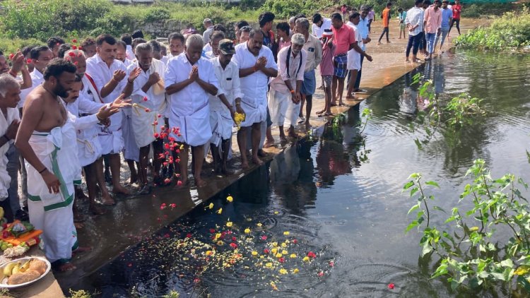 நிரம்பிய ஏரி: கிராம மக்கள் சார்பில் பூ தூவி வழிபாடு .!