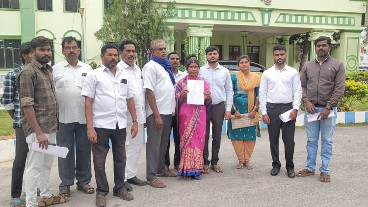 சூளகிரி அருகே குடியிருந்து வரும் வீட்டை இடித்து ஜாதி ரீதியாக குடியிருக்கவிடாமல் தொடர்ந்து தொல்லைக் கொடுத்து வரும் நபர்கள் மீது உரிய நடவடிக்கை எடுக்க வலியுறுத்தி மாவட்ட ஆட்சியரிடம் மனு. !