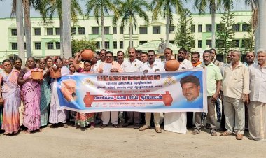 தமிழக அரசு பொங்கல் தொகுப்புகளுடன் மண்பானையுடன் அடுப்பினையும் சேர்த்து இலவசமாக வழங்கிட வலியுறுத்தி மண்பானையை கையில் ஏந்தியவாறு கோரிக்கை மனுவினைக் கொடுத்தனர்..!