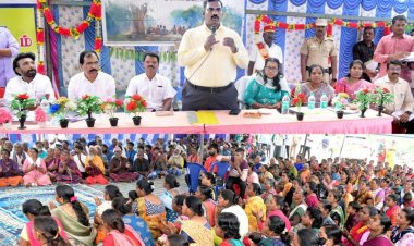 மாவட்ட ஆட்சியர் ச.தினேஷ்குமார், இ.ஆ.ப., வன உரிமை குழுவினர்களிடமிருந்து மனுக்களை பெற்றுக்கொண்டார்.!