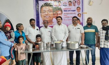 கார்த்திக் சிதம்பரத்தின் பிறந்த நாளினை முன்னிட்டு ஆதரவற்ற மூத்த குடிமக்கள் இல்லத்தில் உள்ள முதியோர்களுக்கு காலை உணவினை காங்கிரஸ் கட்சியின் மாநில பொதுச் செயலாளர் ஏகம்பவாணன் வழங்கினார்.!