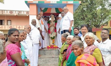 இந்திரா காந்தியின் பிறந்த நாளினை முன்னிட்டு அவரின் திரு உருவச்சிலைக்கு மாலை அணிவித்து மரியாதை. !