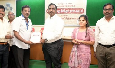 2025 -ம் ஆண்டில் சிறப்பாக பணியாற்றி, டாக்டர்.எஸ்.ஆர்.அரங்கநாதன் (நல்நூலகர்) விருது பெற்ற வேலம்பட்டி மூன்றாம் நிலை நூலகர் சீனிவாசனுக்கு மாவட்ட ஆட்சித்தலைவர் ச.தினேஷ் குமார் இ.ஆ.ப. வாழ்த்துக்களை தெரிவித்தார். !