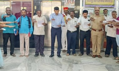 கிருஷ்ணகிரி மாவட்ட ஆட்சியர் அலுவலக வளாகத்தில், 76 -வது அரசியலமைப்பு உறுதி மொழி. !