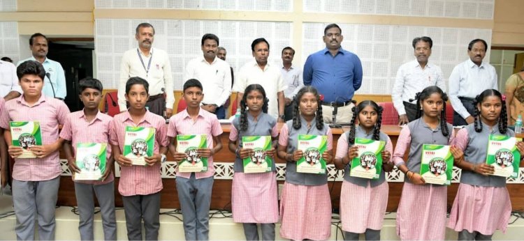 அரசுப் பள்ளிகளில் 10 -ம் வகுப்பு பயிலும் மாணவ, மாணவிகளின் தேர்ச்சி விகிதத்தை அதிகரிக்கும் நோக்கில் ரூ.23 இலட்சம் மதிப்பில் 35,000 சிறப்பு பாடநூல் கையேடுகள் வழங்கப்பட்டது. !