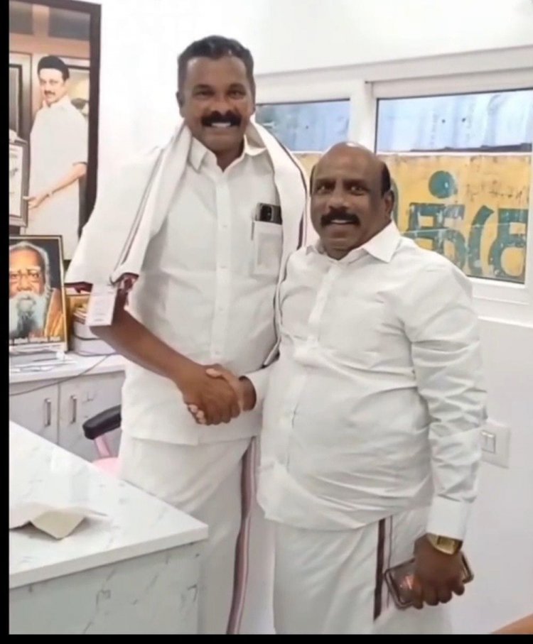 தென்காசி தெற்கு மாவட்ட திமுக பொறுப்பாளர் வே.ஜெயபாலன் - மனோஜ் பாண்டியன் சந்திப்பு.!