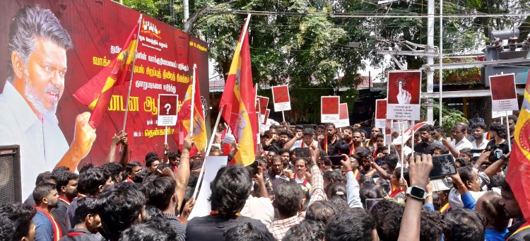 தென்காசியில் த வெ க வினர், வாக்காளர் பட்டியல் சிறப்பு தீவிர திருத்தத்திற்கு எதிர்ப்பு தெரிவித்து ஆர்ப்பாட்டம் .!