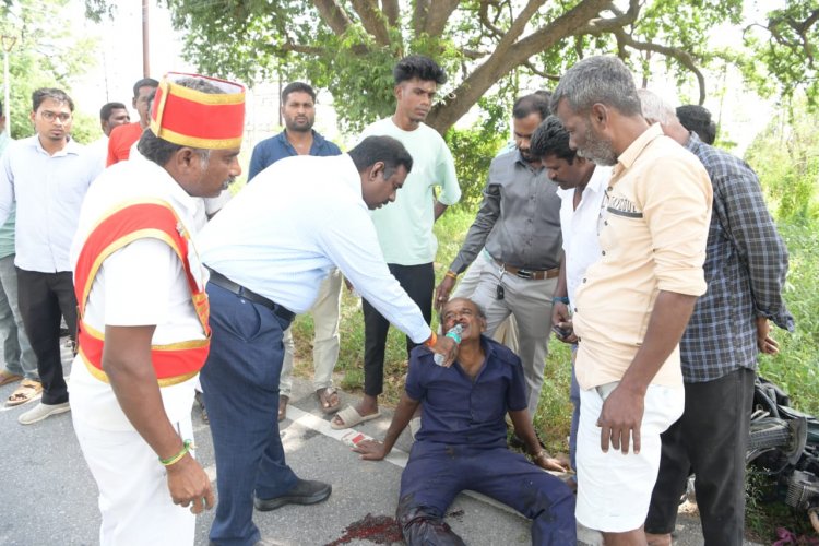 பி.ஆர்.ஜி.மாதேப்பள்ளி சாலையில் விபத்தில் சிக்கி தவித்தவரை ஆம்புலன்ஸ் மூலம் மருத்துவமனைக்கு அனுப்பி வைத்த மாவட்ட ஆட்சியர். !