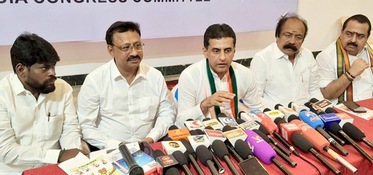 கிருஷ்ணகிரி மாவட்டத்தில் காங்கிரஸ் கட்சிக்கு கிழக்கு மற்றும் மேற்கு மாவட்டத்திற்கு திறமையான தகுதியான மாவட்ட தலைவர்களை தேர்வு செய்வது தொடர்பான ஆலோசனைக் கூட்டம் நடைபெற்றது. !