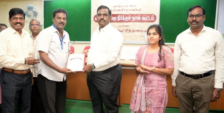 2025 -ம் ஆண்டில் சிறப்பாக பணியாற்றி, டாக்டர்.எஸ்.ஆர்.அரங்கநாதன் (நல்நூலகர்) விருது பெற்ற வேலம்பட்டி மூன்றாம் நிலை நூலகர் சீனிவாசனுக்கு மாவட்ட ஆட்சித்தலைவர் ச.தினேஷ் குமார் இ.ஆ.ப. வாழ்த்துக்களை தெரிவித்தார். !